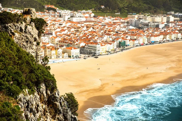 Luchtfoto van Nazare stad en grote golven, Atlantische Oceaan, Portugal — Stockfoto