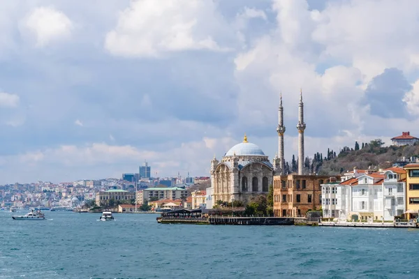 Mezquita Ortakoy a orillas del Bósforo, Estambul Turquía — Foto de Stock
