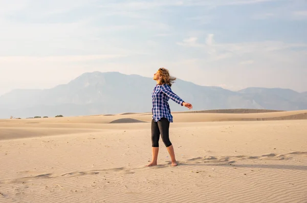 Libertad y felicidad. A lo largo de la mujer joven en la arena disfrutando del sol, naturaleza — Foto de Stock