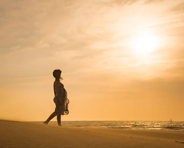 Svoboda a štěstí. Podél mladé ženy na písku těší slunce, příroda — Stock fotografie