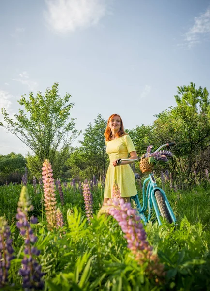 Jovem adolescente com bicicleta vintage no prado florido — Fotografia de Stock