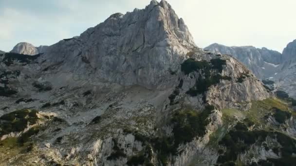 Вид с воздуха на горы в Национальном парке Дурмитор, Черногория — стоковое видео