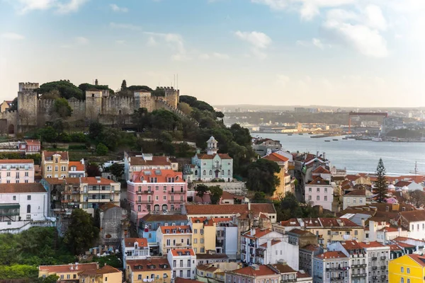 Lissabon, Portugal skyline met kasteel Sao Jorge — Stockfoto