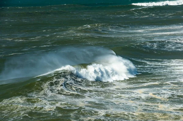 Golven naar de Atlantische Oceaan. Nazare, Portugal — Stockfoto