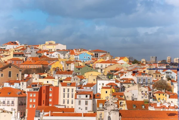 Lisboa skyline centro histórico. Las calles en el día de verano — Foto de Stock