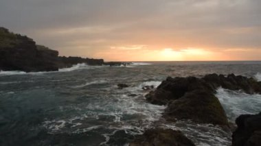 Okyanus dalgaları gün batımında kayalara çarpar Playa Benijo plajı, Tenerife, Kanarya