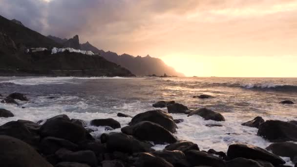 Okyanus dalgaları gün batımında kayalara çarpar Playa Benijo plajı, Tenerife, Kanarya — Stok video