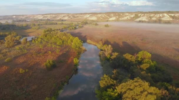 안개낀 강을 가로지르는 공중 드론의 일출 광경 — 비디오