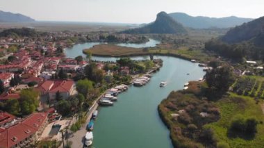 Hava aracı Dalyan 'da uçuyor. Nehir, kasaba, yaz günü