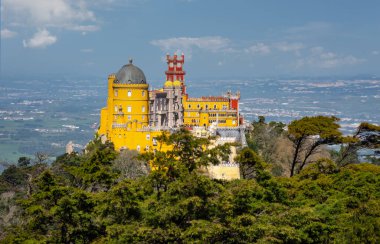 Sintra Ulusal Parkı 'ndaki Pena Sarayı Portekiz