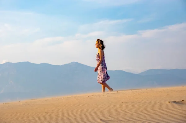 Libertad y felicidad. A lo largo de la mujer joven en la arena disfrutando del sol, naturaleza —  Fotos de Stock