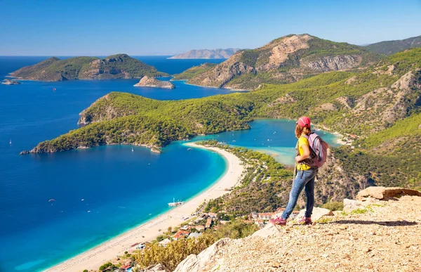 Sportowy turystyka dziewczyna nad Oludeniz laguny w morze krajobraz widok na plaży — Zdjęcie stockowe