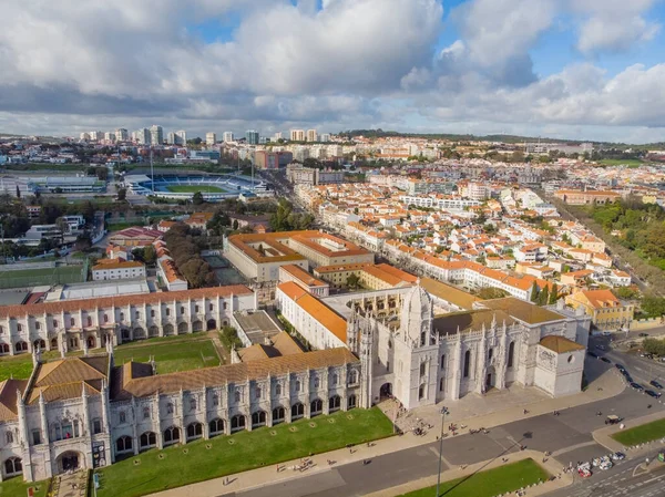 Vista aérea del histórico monasterio Mosteiro dos Jerónimos Lisboa Portugal — Foto de Stock