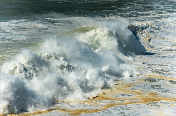 Κύματα στον Ατλαντικό ωκεανό. Nazare, Πορτογαλία — Φωτογραφία Αρχείου