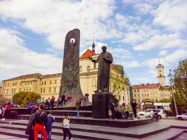 La guerra en Ucrania. Ayuntamiento de Lviv y el monumento a Taras Shevchenko — Foto de Stock