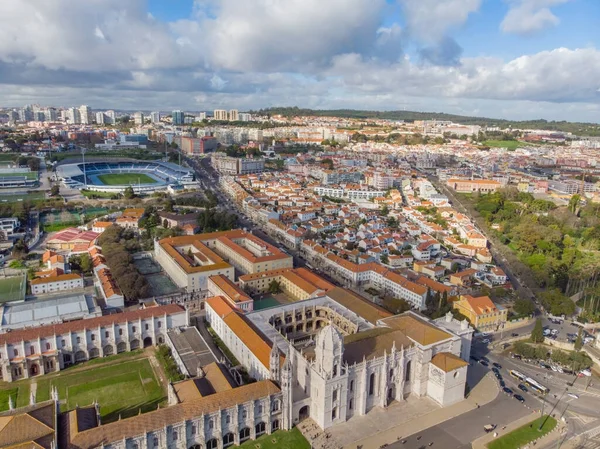 Tarihi manastır Mosteiro dos Jeronimos Lizbon Portekiz 'in insansız hava aracı görüntüsü