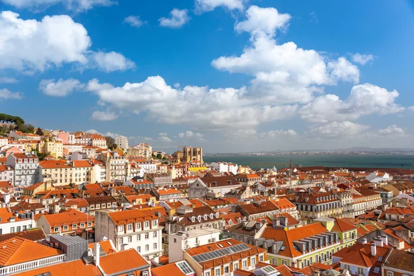 Lisboa skyline centro histórico. Las calles en el día de verano — Foto de Stock