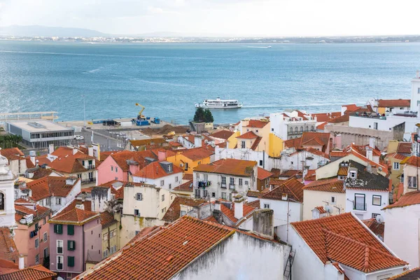 Lissabon historische centrum skyline en de zee. Straten op zomerdag — Stockfoto