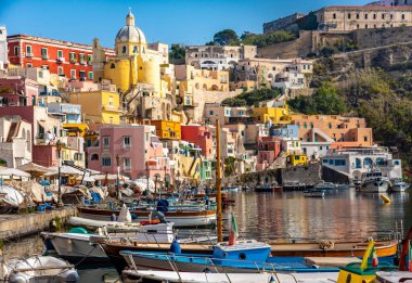 Procida Adası Napoli 'deki Corricella balıkçı köyünün insansız hava aracı görüntüsü