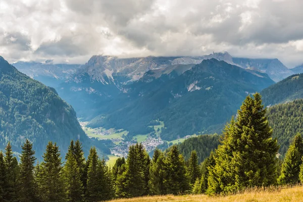 Paisaje de montaña después de la primera nieve — Foto de Stock