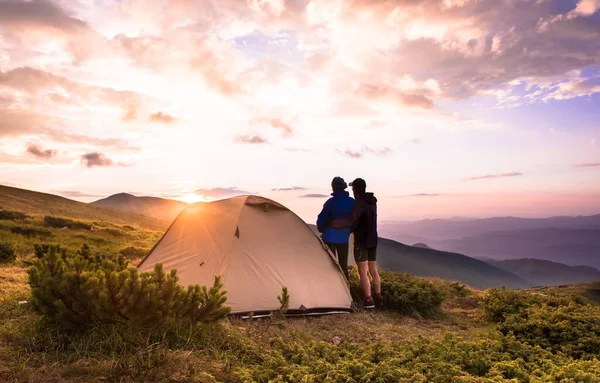 Camping y pareja en la cima de las altas montañas —  Fotos de Stock