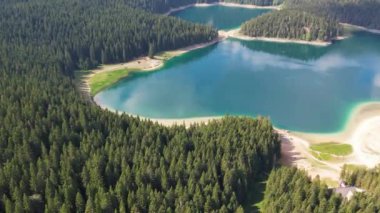 Karadağ 'daki Kara Göl' ün havadan görünüşü. Zabljak 'taki Durmitor Milli Parkı