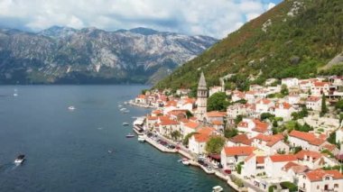 Karadağ 'ın Ortaçağ kenti Perast, Boka Kotor körfezi üzerindeki uçuş