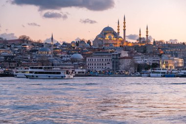 İstanbul Ayasofya Camii şehir manzaralı ve Altın Boynuzlu.