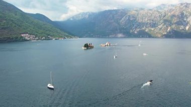 Kotor Körfezi veya Boka Kotorska 'nın havadan panoramik görüntüsü. Adriyatik Denizi üzerindeki Karadağ turizm beldesi