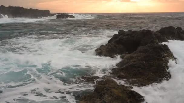 Okyanus Dalgaları Tenerife Kanarya Adaları Ndaki Playa Benijo Plajı Yakınlarında — Stok video