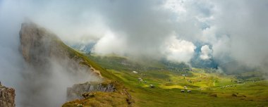 Panorama görüntülemek Seceda Dolomites dağlardan Odle Puez İtalya