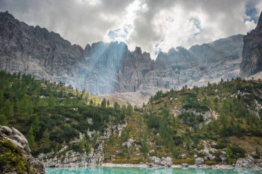 Sorapis Gölü 'nün muhteşem manzarası Lago di Sorapis Dolomites, İtalya