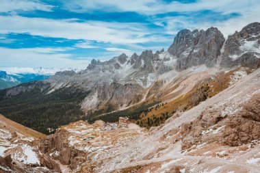 İtalya 'nın Dolomitler dağlarındaki ilk kardan sonra dağ manzarası