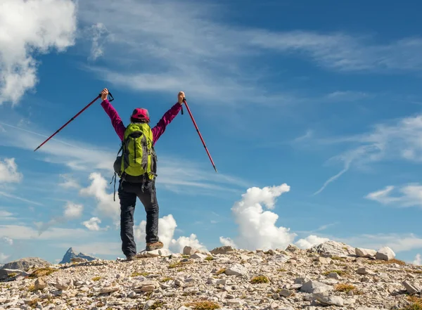 アクティブなハイキング 景色を楽しみ ドロミテ山脈の風景を見てください ガーデナ 旅行スポーツライフスタイルのコンセプト — ストック写真