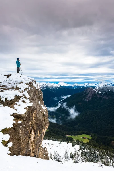 Mujer Mediana Edad Cima Montaña Contra Hermosas Montañas Travel Success — Foto de Stock