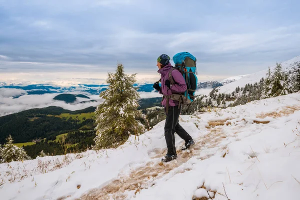 One Woman Hiking Mountains Dolomites Italy Adventure Extreme Freedom Concept — Stockfoto