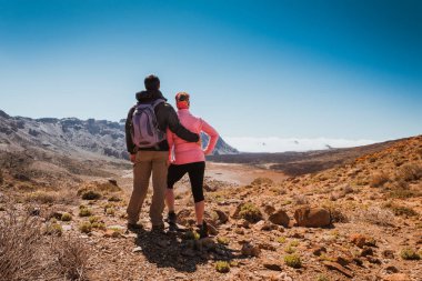 Dağın tepesinde sportif bir çift. Başarı sağlıklı yaşam tarzı, Tenerife Kanaryası