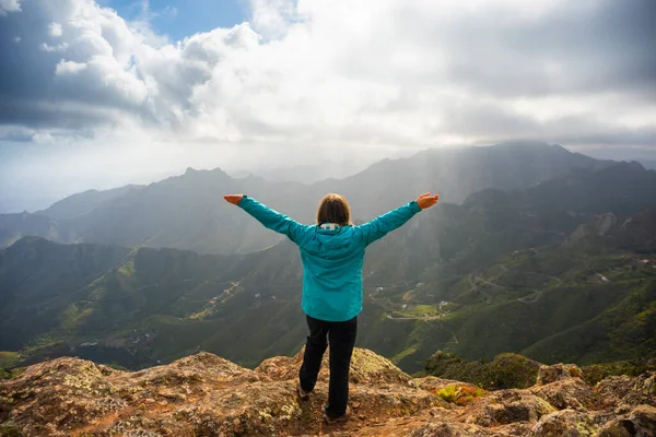 Anaga Dağları 'nda yürüyüş yapan sportif kadın Taganana Tenerife, Kanarya Adası tatil beldesi.