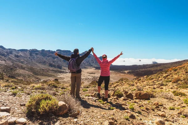 山顶上的一对运动型夫妇 取得的成就健康的生活方式 Tenerife金丝雀 — 图库照片