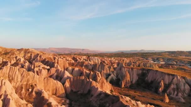 カッパドキアの空中ドローンは赤とローズの谷の岩の形成 古代の洞窟の教会で日没を表示します ゴーム カッパドキア トルコ — ストック動画