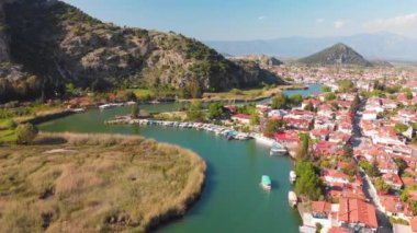 Dalyan nehir deltası, Iztuzu plajı ve Mugla ilinin Dalyan ilçesindeki çevre dağlar, Türkiye