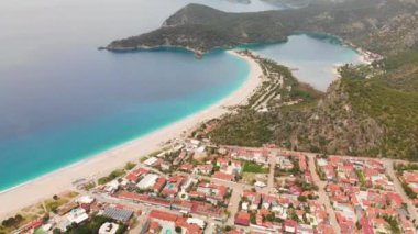 Hava aracı görüntüsü Oludeniz köyü tatil beldesi ve lagün Türkiye 'ye,
