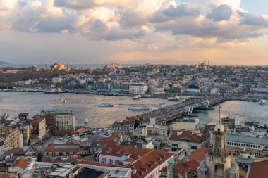İstanbul Havacılık Günbatımı Panoraması 'ndan Altın Boynuz ve Galata ilçesine.