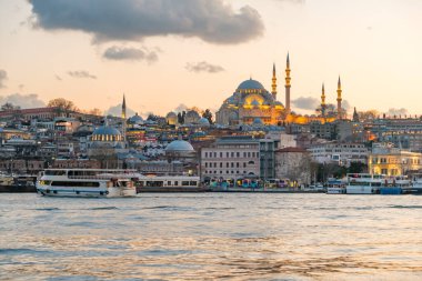 İstanbul Ayasofya Camii şehir manzaralı ve Altın Boynuzlu.