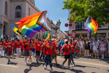 Münih, Almanya - 16 Temmuz 2022: Eski Münih 'teki yıllık Christopher sokak günü CSD geçit törenine katılanlar