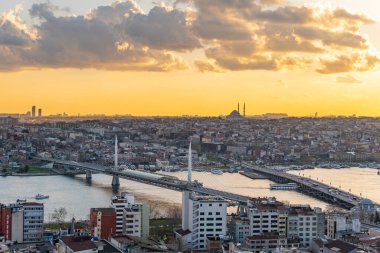 İstanbul Havacılık Günbatımı Panoraması 'ndan Altın Boynuz ve Galata ilçesine.