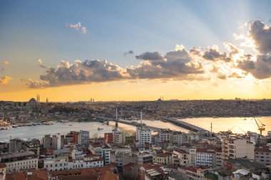 İstanbul Sunset Panorama 'dan Golden Horn ve Galata ilçesine Galata kulesinden
