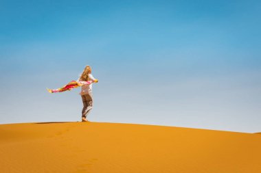 Sahra Çölü 'ndeki Merzouga kumullarındaki sportif kadın Fas Çölü Afrika. Seyahat ve ilham konsepti