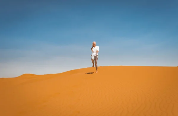 摩洛哥撒哈拉沙漠Merzouga沙丘的女运动员 旅行和灵感概念 — 图库照片