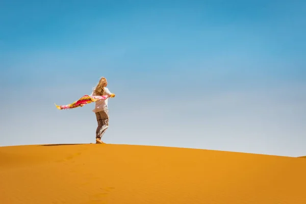 摩洛哥撒哈拉沙漠Merzouga沙丘的女运动员 旅行和灵感概念 — 图库照片